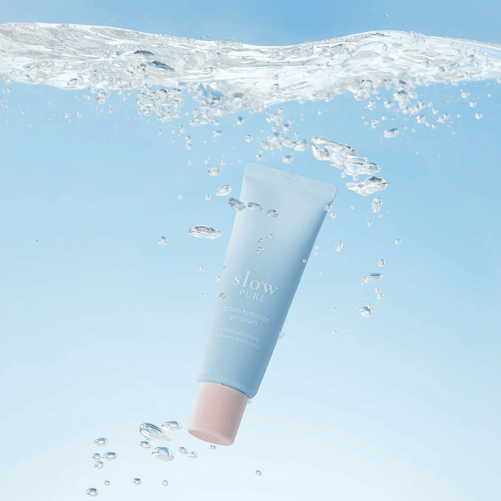 Slow Pure Splash Hydration Gel Cream απεικονίζεται κάτω από το νερό, συμβολίζει την εντατική ενυδάτωση.