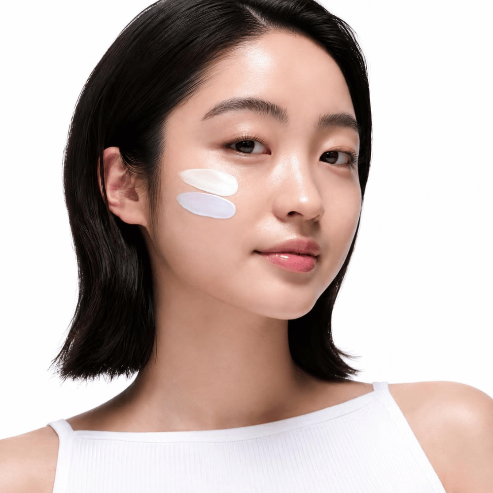 2. Beauty of Joseon Stay Fresh Color Correcting Sunscreen SPF 50 – μοντέλο με πράσινο και μωβ αντηλιακό διόρθωσης χρώματος στο μάγουλο