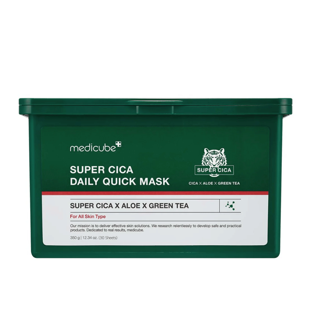 Πράσινο πλαστικό δοχείο με ετικέτα για medicube Super Cica Daily Quick Mask – μια μάσκα προσώπου με Cica, αλόη και πράσινο τσάι για καθημερινή ενυδάτωση και καταπραϋντική επίδραση σε όλους τους τύπους δέρματος.