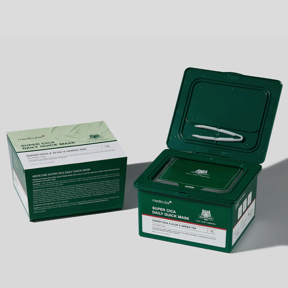 Δύο συσκευασίες από medicube Super Cica Daily Quick Mask – ένα κλειστό κουτί και ένα ανοιχτό πράσινο πλαστικό δοχείο με τσιμπίδα στο καπάκι. Οι μάσκες περιέχουν Cica, αλόη και πράσινο τσάι για καθημερινή φροντίδα και καταπραϋντική επίδραση.