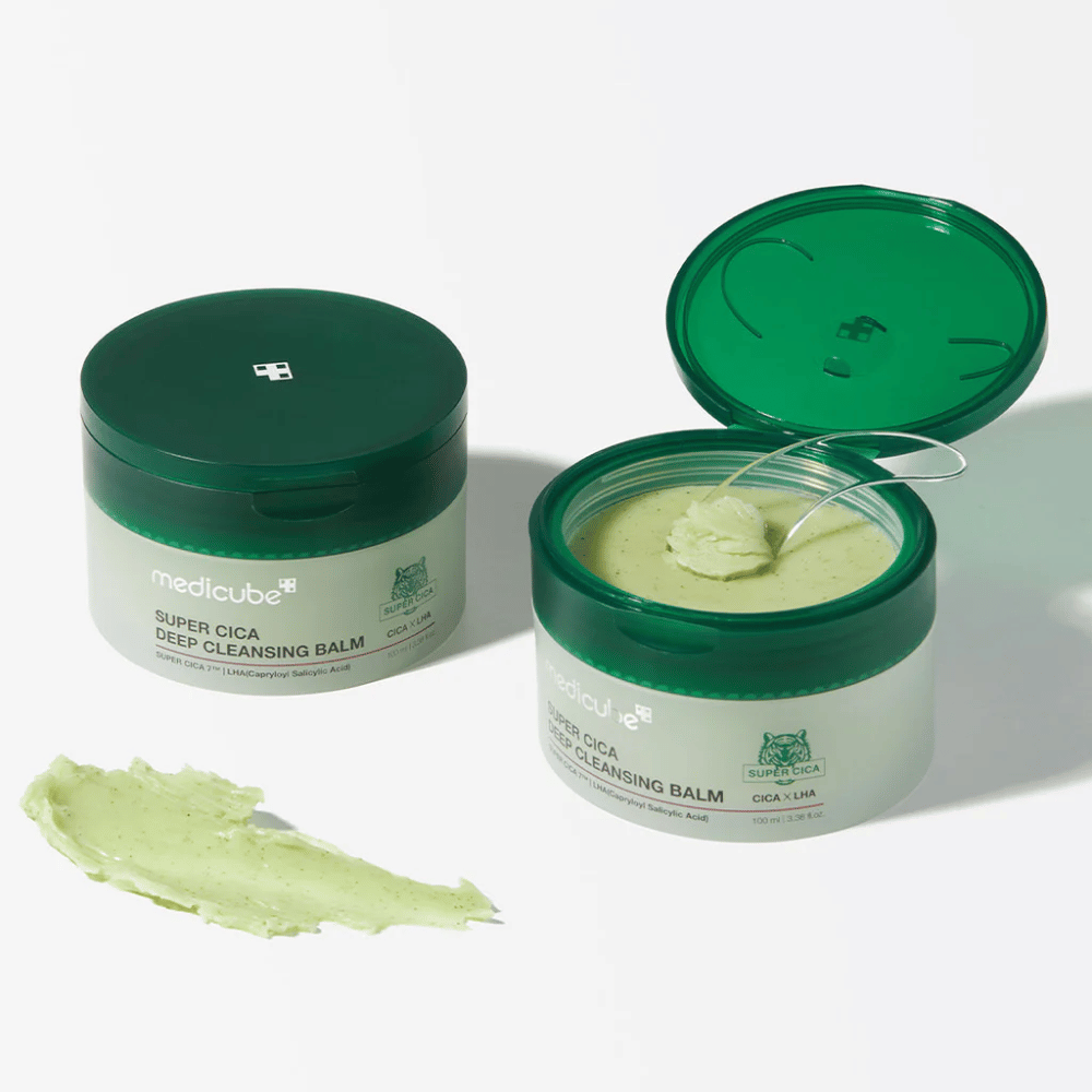 Medicube Super Cica Deep Cleansing Balm είναι ένα βαθύ καθαριστικό βάλσαμο που είναι ιδανικό για ευαίσθητο δέρμα. Περιέχει Super Cica και LHA, που αφαιρούν αποτελεσματικά το μακιγιάζ, τη βρωμιά και τις ακαθαρσίες ενώ καταπραΰνουν και φροντίζουν το δέρμα.