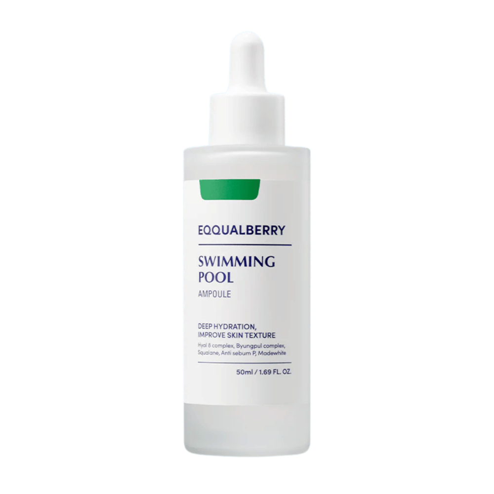 Μπουκάλι με Eqqualberry Swimming Pool Ampoule, μια ενυδατική αμπούλα που βελτιώνει την υφή του δέρματος, μπροστά από ένα λευκό φόντο.
