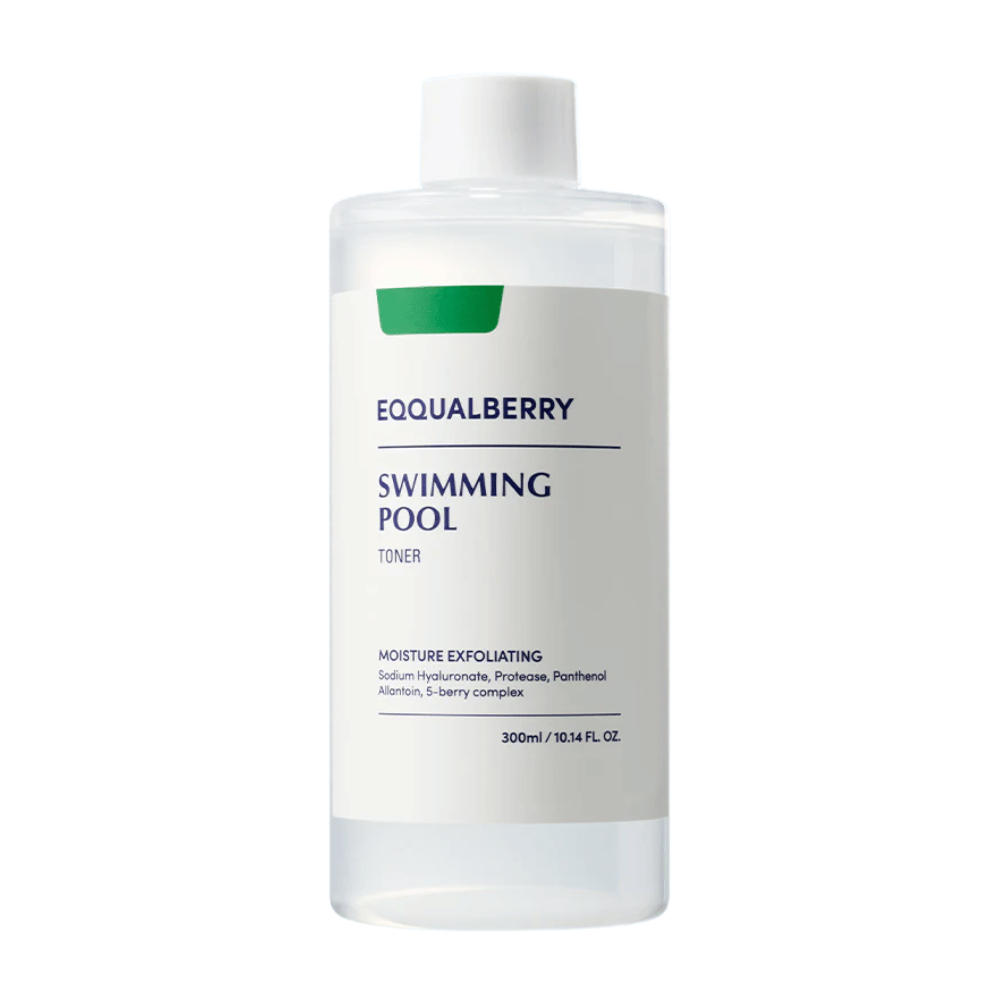 Equalberry Swimming Pool Toner σε ένα μινιμαλιστικό διαφανές μπουκάλι με λευκή ετικέτα. Ενυδατική και απολεπιστική φόρμουλα για φρέσκια και ισορροπημένη επιδερμίδα.
