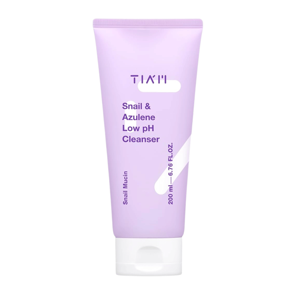 TIA'M Snail & Azulene Low pH Cleanser σε μωβ σωληνάριο σε λευκό φόντο, 200 ml, ένα απαλό καθαριστικό προσώπου με έκκριμα σαλιγκαριού και αζουλένιο για ευαίσθητο δέρμα.