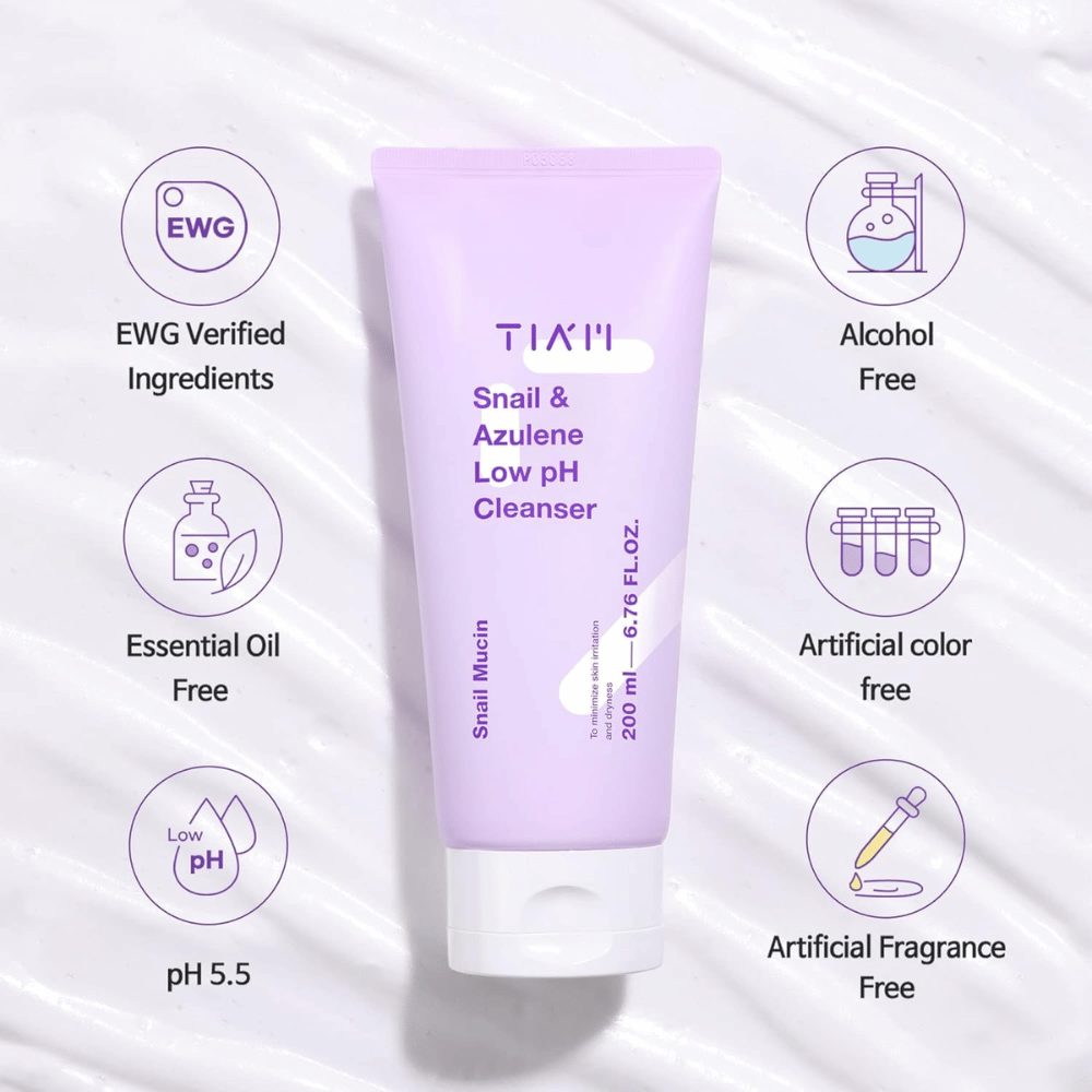 TIA'M Snail & Azulene Low pH Cleanser εμφανίζεται με σύμβολα για συστατικά επαληθευμένα από EWG, χαμηλό επίπεδο pH, καθώς και ότι το προϊόν είναι απαλλαγμένο από αλκοόλ, άρωμα, χρωστικές και αιθέρια έλαια.