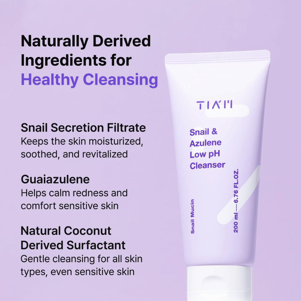 TIA'M Snail & Azulene Low pH Cleanser δείχνει βασικά συστατικά όπως έκκριμα σαλιγκαριού, γκουαϊαζουλένιο και επιφανειοδραστικό με βάση την καρύδα - φυσικά συστατικά που ενυδατώνουν, καταπραΰνουν και καθαρίζουν απαλά το δέρμα.