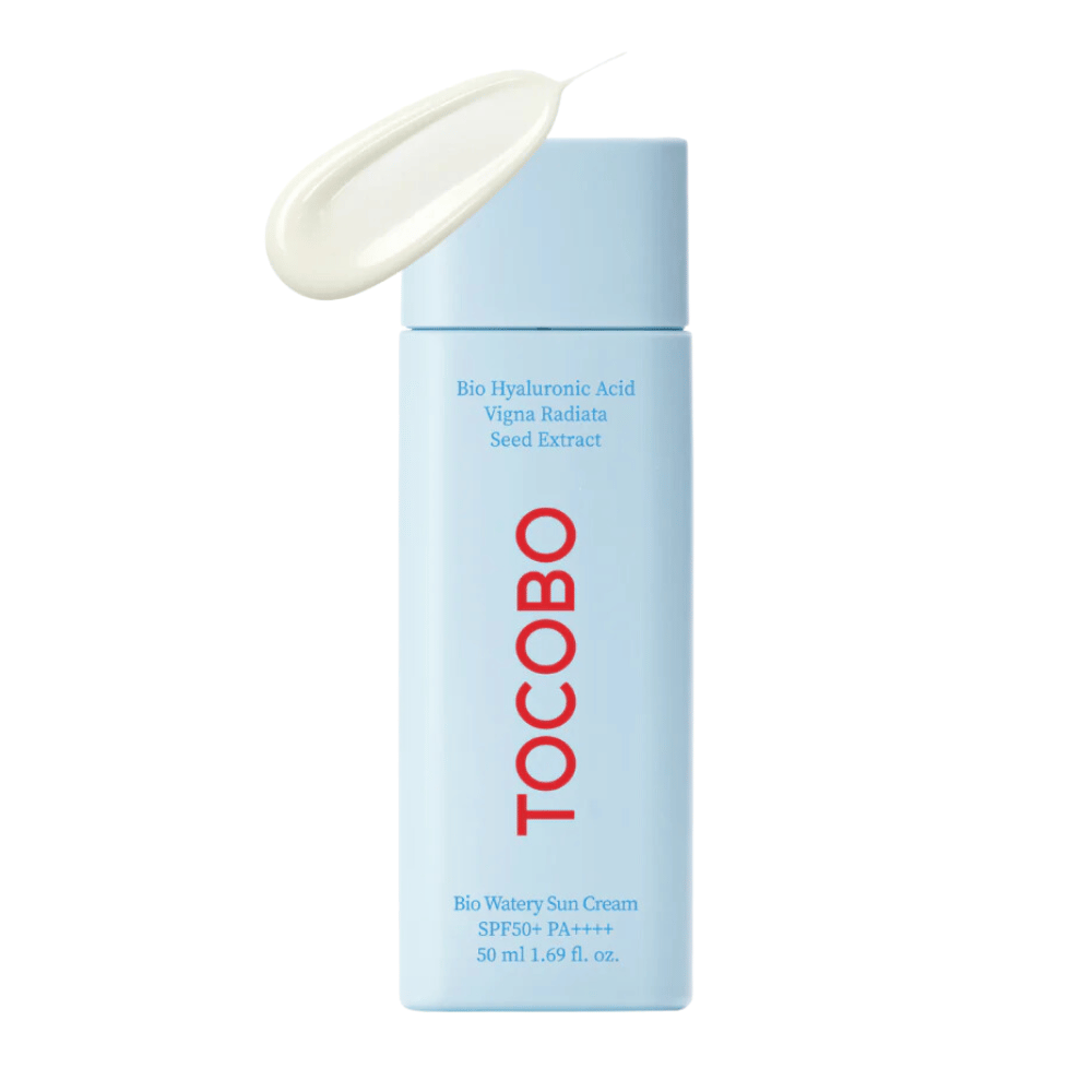 Ένα μπουκάλι TOCOBO Bio Watery Sun Cream SPF50+ PA++++ 50ml με μια κρέμα που περιέχει φυσικά συστατικά για περιποίηση δέρματος.