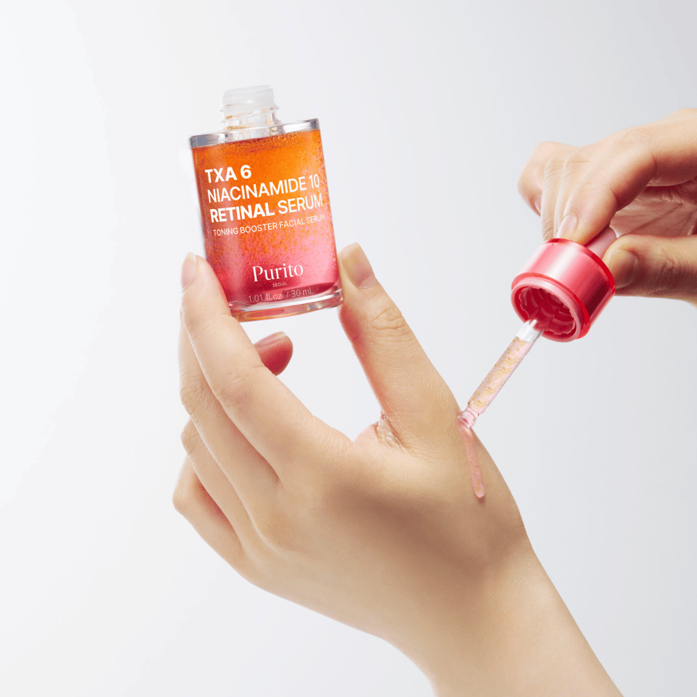 Χέρι εφαρμόζει Purito TXA 6 Niacinamide 10 Retinal Serum. Ελαφριά φόρμουλα με ενεργά συστατικά για λάμψη, ελαστικότητα και πιο καθαρό δέρμα.