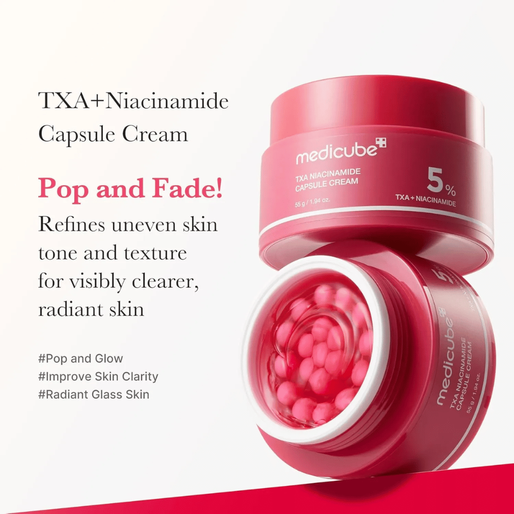Medicube TXA Niacinamide Capsule Cream με κείμενο για εξομάλυνση του τόνου του δέρματος και λάμψη, δείχνει ανοιχτό βάζο με ροζ κάψουλες και τη συσκευασία του προϊόντος δίπλα.