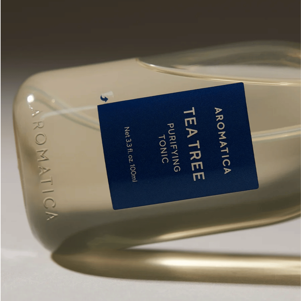 AROMATICA Tea Tree Purifying Tonic – κοντινή λήψη της φιάλης και της ετικέτας προϊόντος