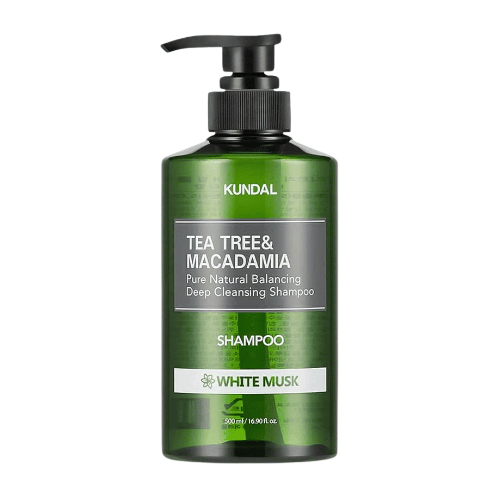 Κομψή απομονωμένη εικόνα προϊόντος του KUNDAL Tea Tree & Macadamia Deep Cleansing Shampoo White Musk με πράσινο διαφανές μπουκάλι και σχεδιασμό με αντλία.
