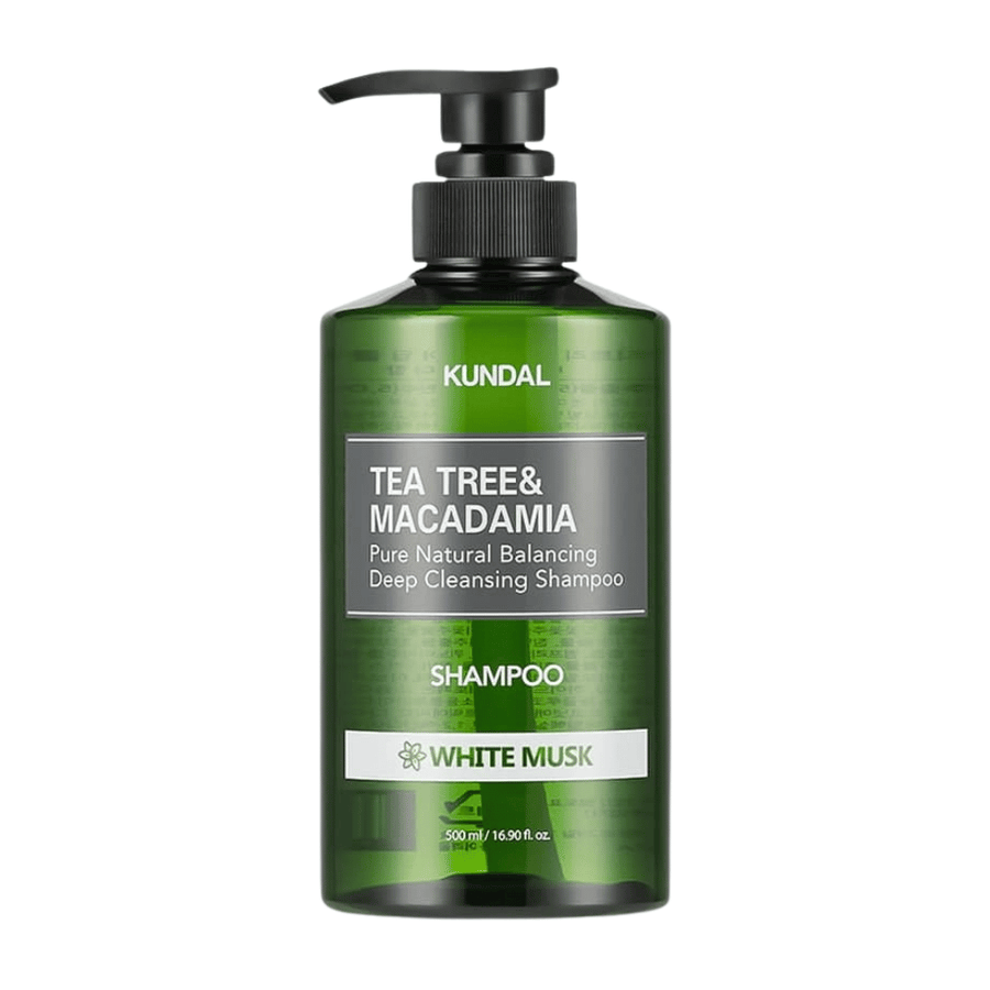 Κομψή απομονωμένη εικόνα προϊόντος του KUNDAL Tea Tree & Macadamia Deep Cleansing Shampoo White Musk με πράσινο διαφανές μπουκάλι και σχεδιασμό με αντλία.