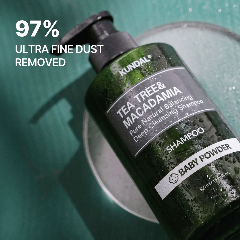 Κοντινή λήψη του KUNDAL Tea Tree & Macadamia Shampoo με έμφαση στις ιδιότητες βαθύ καθαρισμού και στο ότι το προϊόν βοηθά στην απομάκρυνση εξαιρετικά λεπτών σωματιδίων και ρύπων.