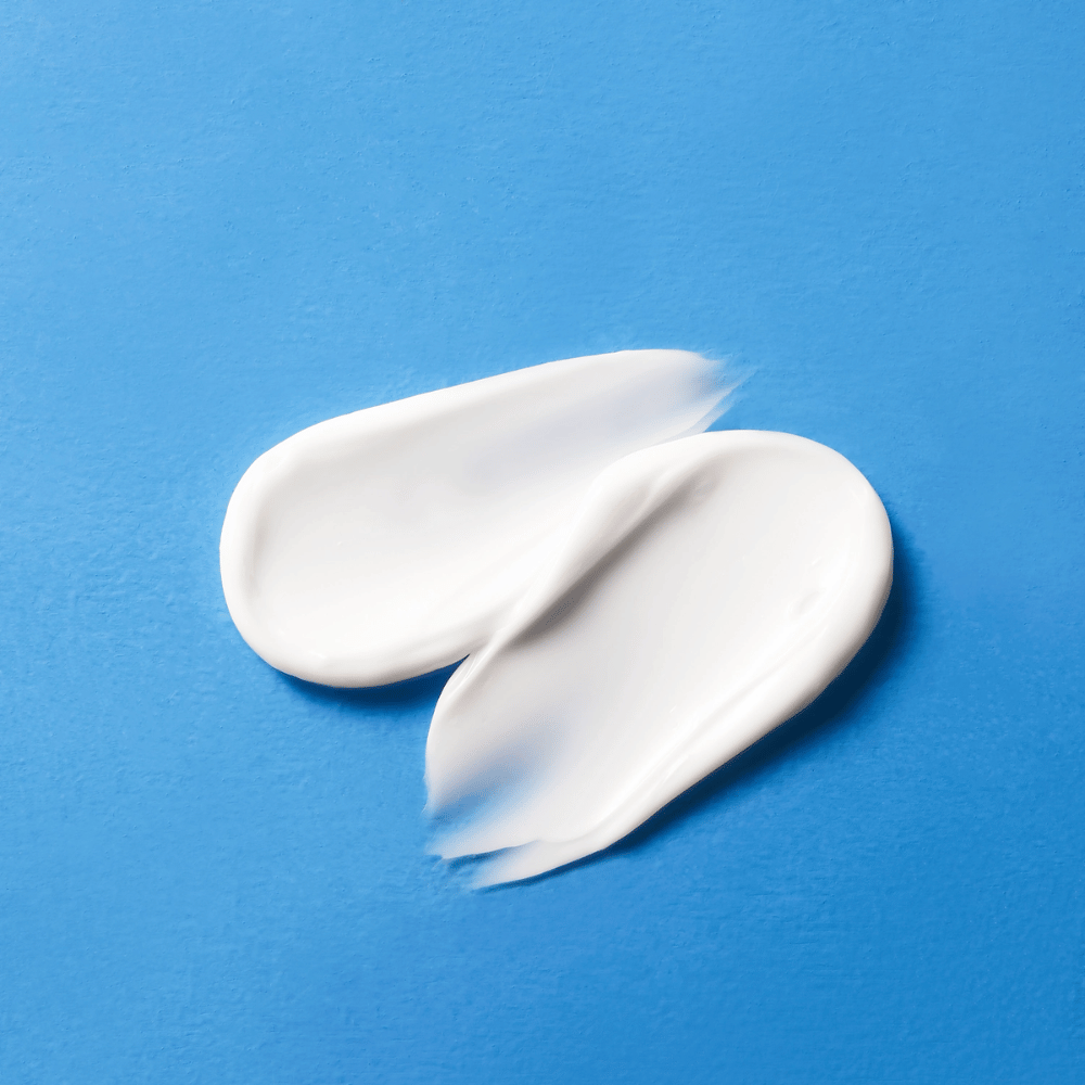 Κοντινή εικόνα της COSRX The Ceramide Skin Barrier Moisturizer υφής – κρέμα με κεραμίδια που ενυδατώνει σε βάθος και βελτιώνει το προστατευτικό φράγμα του δέρματος.