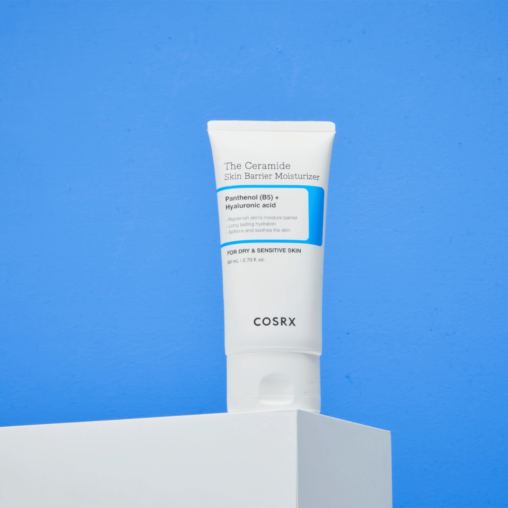 COSRX The Ceramide Skin Barrier Moisturizer σε βάθρο – ενυδατική κρέμα προσώπου με κεραμίδια, πανθενόλη και υαλουρονικό οξύ για ξηρό και ευαίσθητο δέρμα.