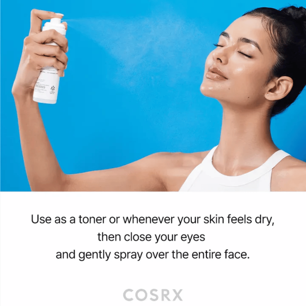 Γυναίκα ψεκάζει το COSRX Ceramide Skin Barrier Mist στο πρόσωπο για γρήγορη ενυδάτωση και αίσθηση φρεσκάδας.