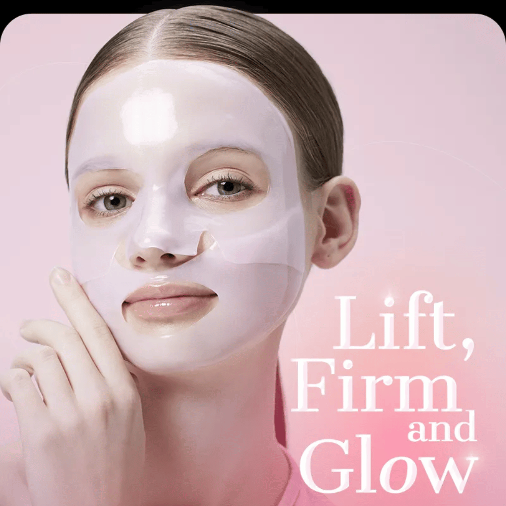 Γυναίκα με COSRX Peptide Collagen Lifting Glow Hydrogel Mask – προσφέρει σύσφιξη, σφριγηλό και λαμπερό δέρμα με εντατική ενυδάτωση.