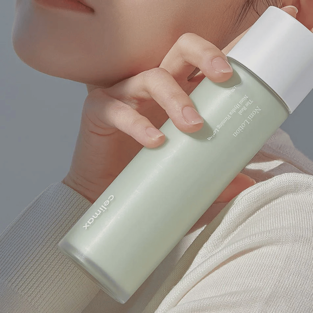 Celimax The Real Noni Hydra Firming Lotion είναι μια αποτελεσματική λοσιόν που συσφίγγει το δέρμα και προσφέρει βαθιά ενυδάτωση. Εμπλουτισμένη με εκχύλισμα Noni και θρεπτικά συστατικά, βελτιώνει την ελαστικότητα του δέρματος και προσφέρει φρέσκο, λαμπερό δέρμα. Ιδανική για καθημερινή χρήση για απαλό και ενυδατωμένο δέρμα!