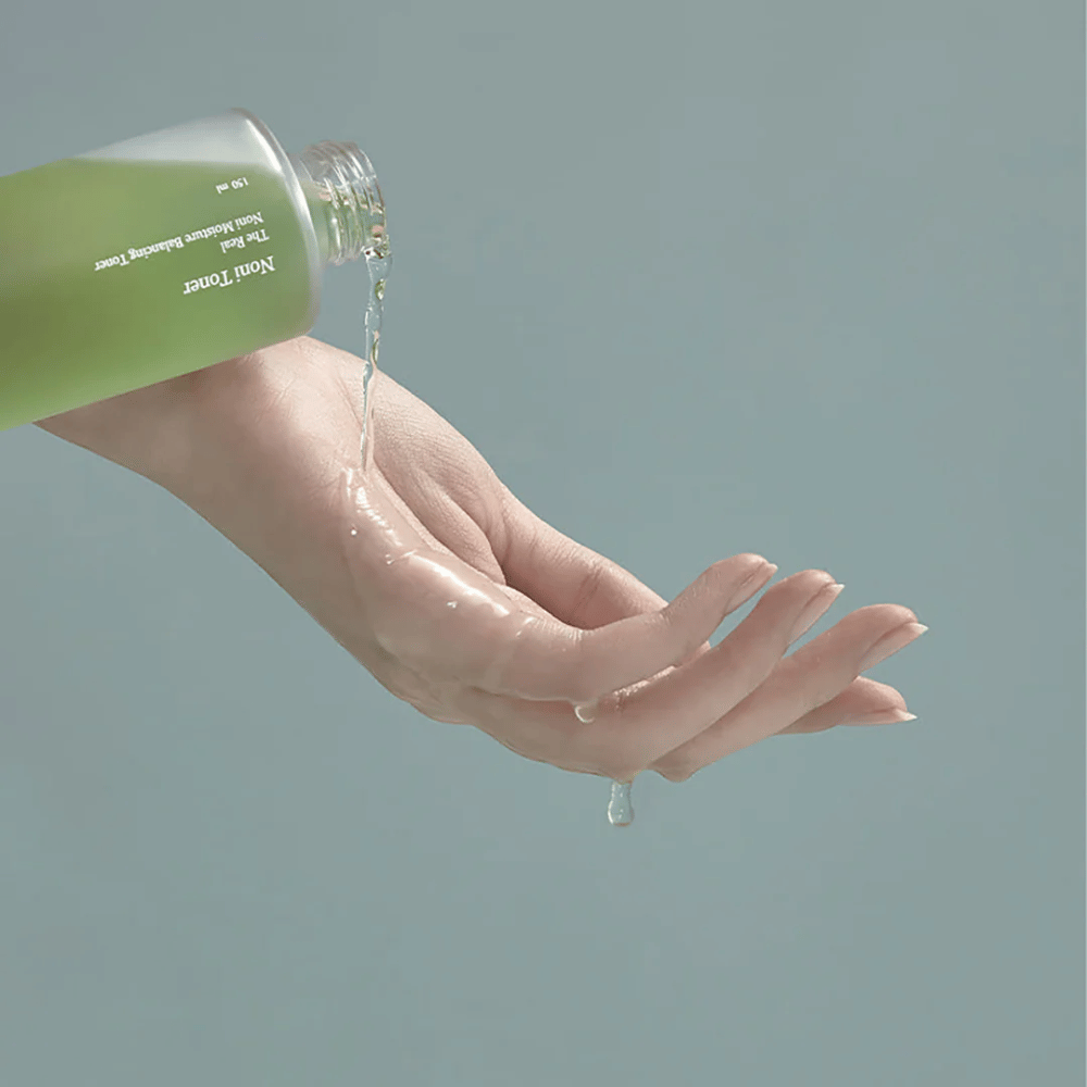 Celimax The Real Noni Moisture Balancing Toner είναι μια ελαφριά και αναζωογονητική τονωτική λοσιόν που ενυδατώνει και ισορροπεί το δέρμα. Είναι εμπλουτισμένη με εκχύλισμα Noni που ηρεμεί τους ερεθισμούς και βελτιώνει την υφή του δέρματος.