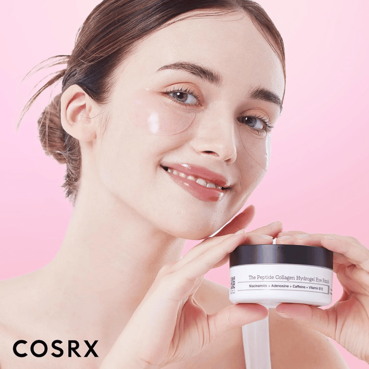 Μοντέλο με COSRX Peptide Collagen Hydrogel Eye Patch – προσφέρει λάμψη και ενυδάτωση για κουρασμένο δέρμα κάτω από τα μάτια.
