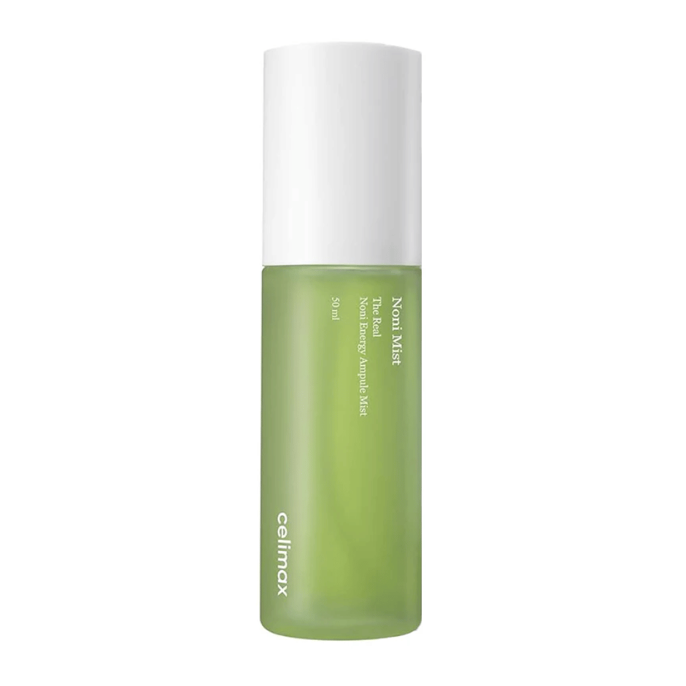 Celimax Noni Mist σε ένα πράσινο μπουκάλι με λευκό καπάκι. Το προϊόν, "The Real Noni Energy Ampule Mist," έχει χωρητικότητα 50 ml και προωθείται για να παρέχει ενέργεια και ενυδάτωση στο δέρμα.