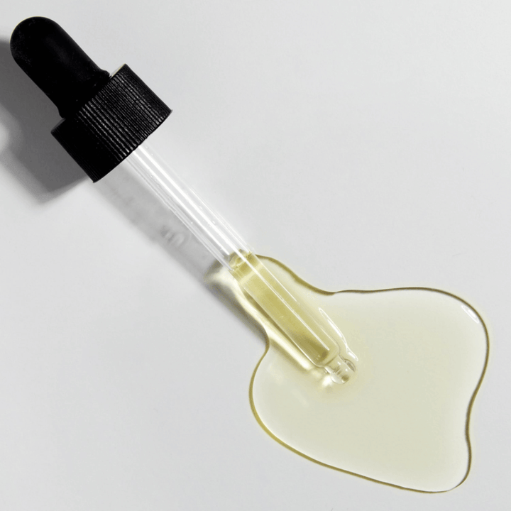 Κοντινό πλάνο της πιπέτας με COSRX The Vitamin C 13 Serum και χρυσή φόρμουλα βιταμίνης C, συμπυκνωμένος ορός με βιταμίνη E και υαλουρονικό οξύ.