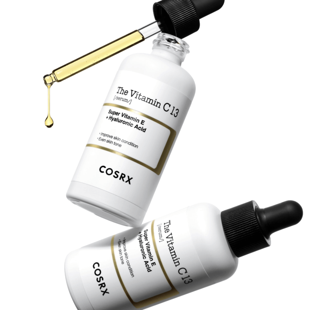 COSRX The Vitamin C 13 Serum 20 ml με πιπέτα και χρυσή σταγόνα ορού, ορός βιταμίνης C που χαρίζει λάμψη για πιο ομοιόμορφο τόνο δέρματος και βελτιωμένη δομή δέρματος.