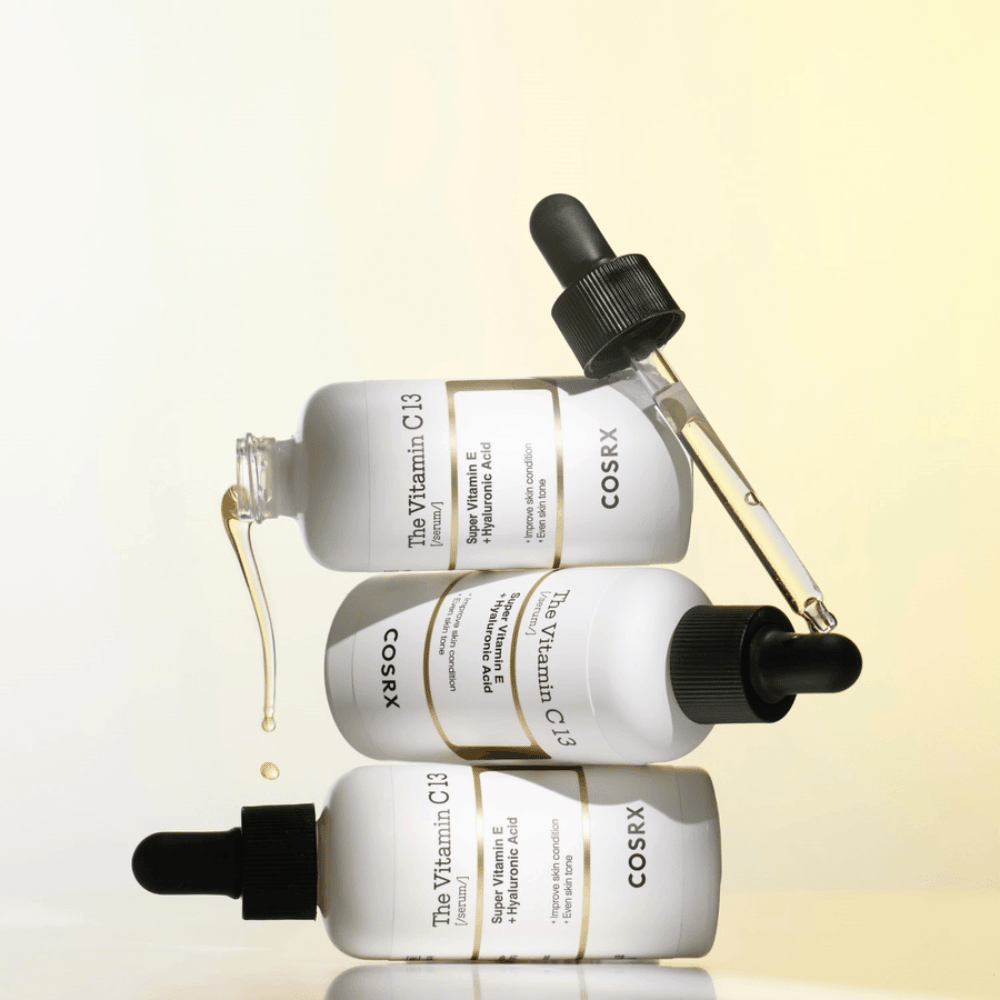 COSRX The Vitamin C 13 Serum με βιταμίνη E και υαλουρονικό οξύ, τρία μπουκάλια με πιπέτα και σταγόνες ορού βιταμίνης C για ανομοιόμορφο τόνο δέρματος και λάμψη.
