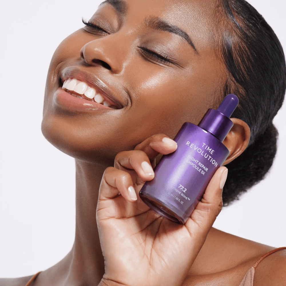 4. MISSHA Time Revolution Night Repair Ampoule 5X – μοντέλο κρατά μωβ ορό νύχτας για περιποίηση προσώπου και λάμψη