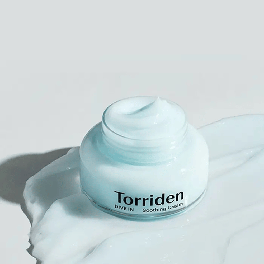 Torriden DIVE-IN Low Molecular Hyaluronic Acid Soothing Cream 100ml παρέχει μακροχρόνια ενυδάτωση σε μια λευκή επιφάνεια.