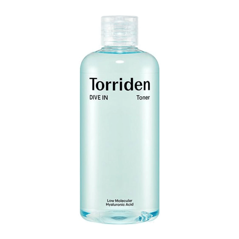 Ένα μπουκάλι Torriden DIVE-IN Low Molecule Hyaluronic Acid Toner 300ml, εκτεθειμένο σε ένα αμόλυντο λευκό φόντο.