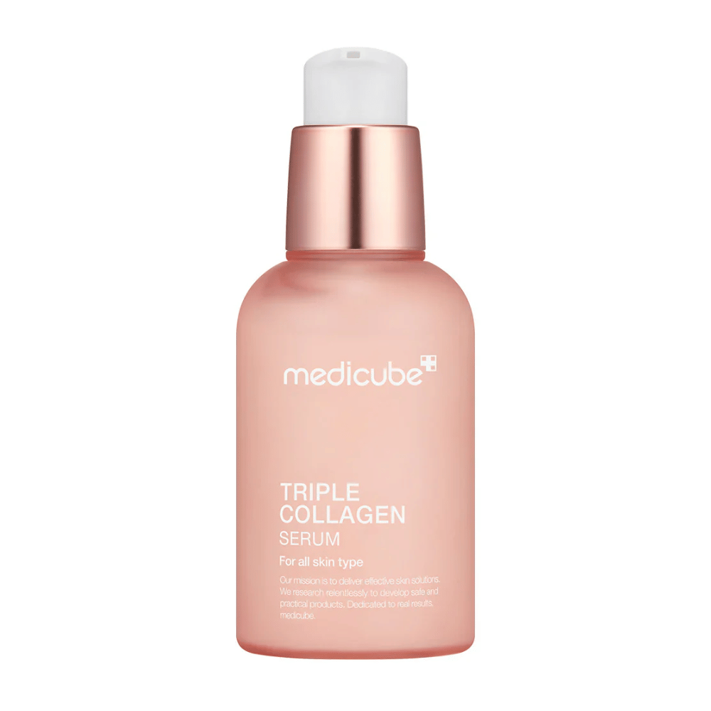 Ένα ροζ μπουκάλι του Medicube Triple Collagen Serum, σχεδιασμένο για όλους τους τύπους δέρματος. Το λείο, παγωμένο γυάλινο μπουκάλι με μεταλλικό ροζ καπάκι και λευκή αντλία προσφέρει μια κομψή εμφάνιση, και το κείμενο αναδεικνύει τη φόρμουλα τριπλού κολλαγόνου του ορού.