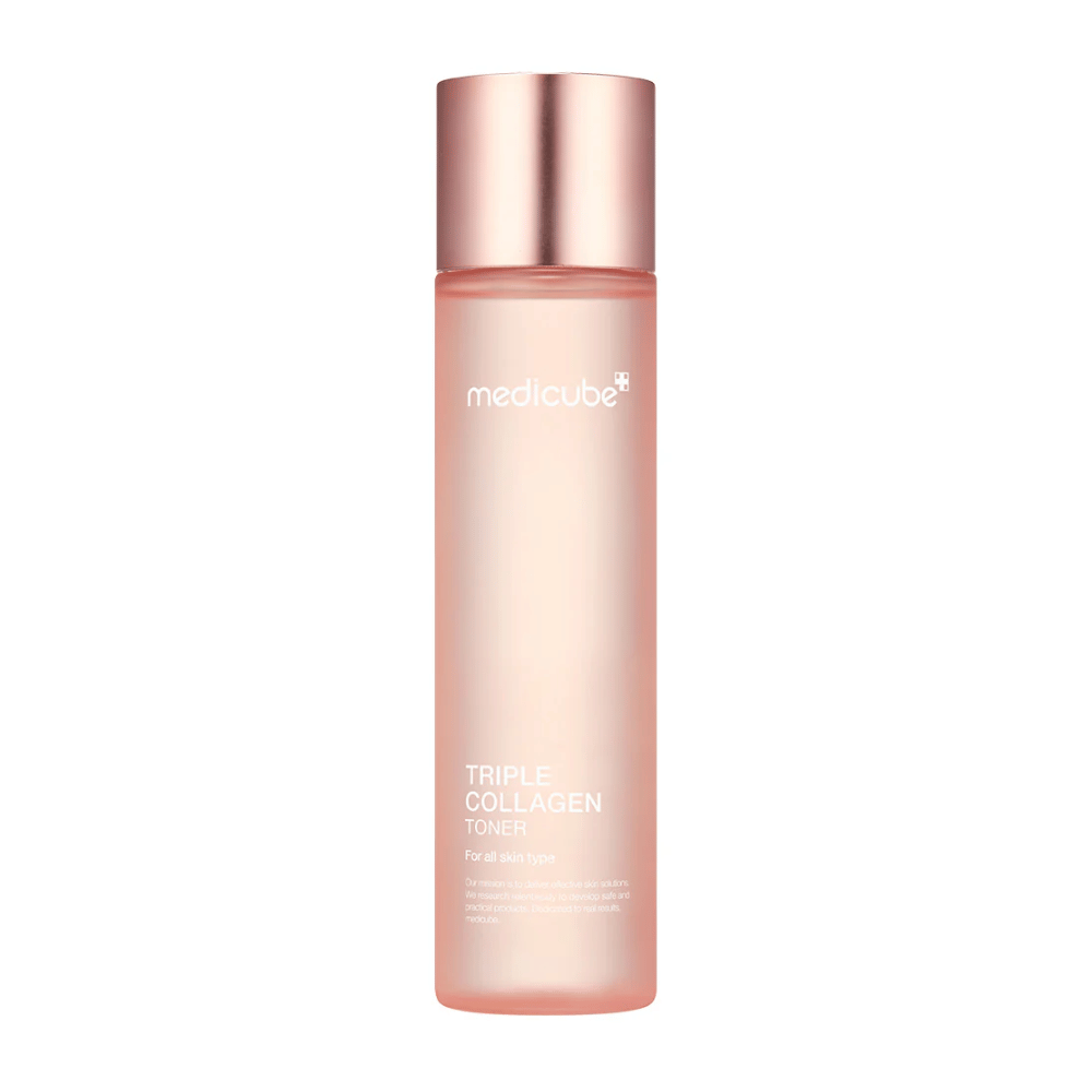 Medicube Triple Collagen Toner 4.0 σε ροζ μπουκάλι με καπάκι σε χρώμα ροζέ χρυσό, μια ενυδατική τονωτική λοσιόν για όλους τους τύπους δέρματος.