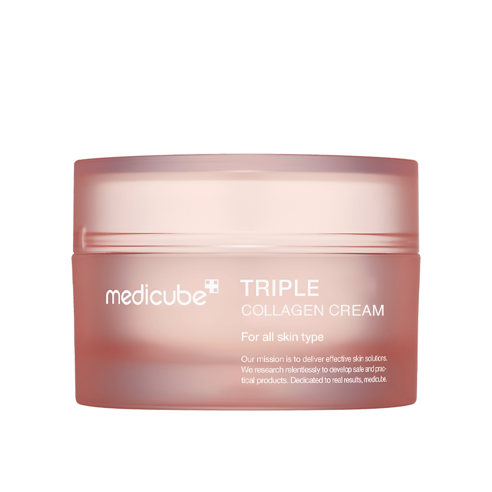 Η εικόνα δείχνει ένα δοχείο του Medicube Triple Collagen Cream. Αυτή η κρέμα προσώπου έχει αναπτυχθεί για όλους τους τύπους δέρματος και υπόσχεται να βελτιώσει την ελαστικότητα και τα επίπεδα υγρασίας του δέρματος. Ο σχεδιασμός είναι μινιμαλιστικός με έναν απαλό ροζ τόνο στη συσκευασία.