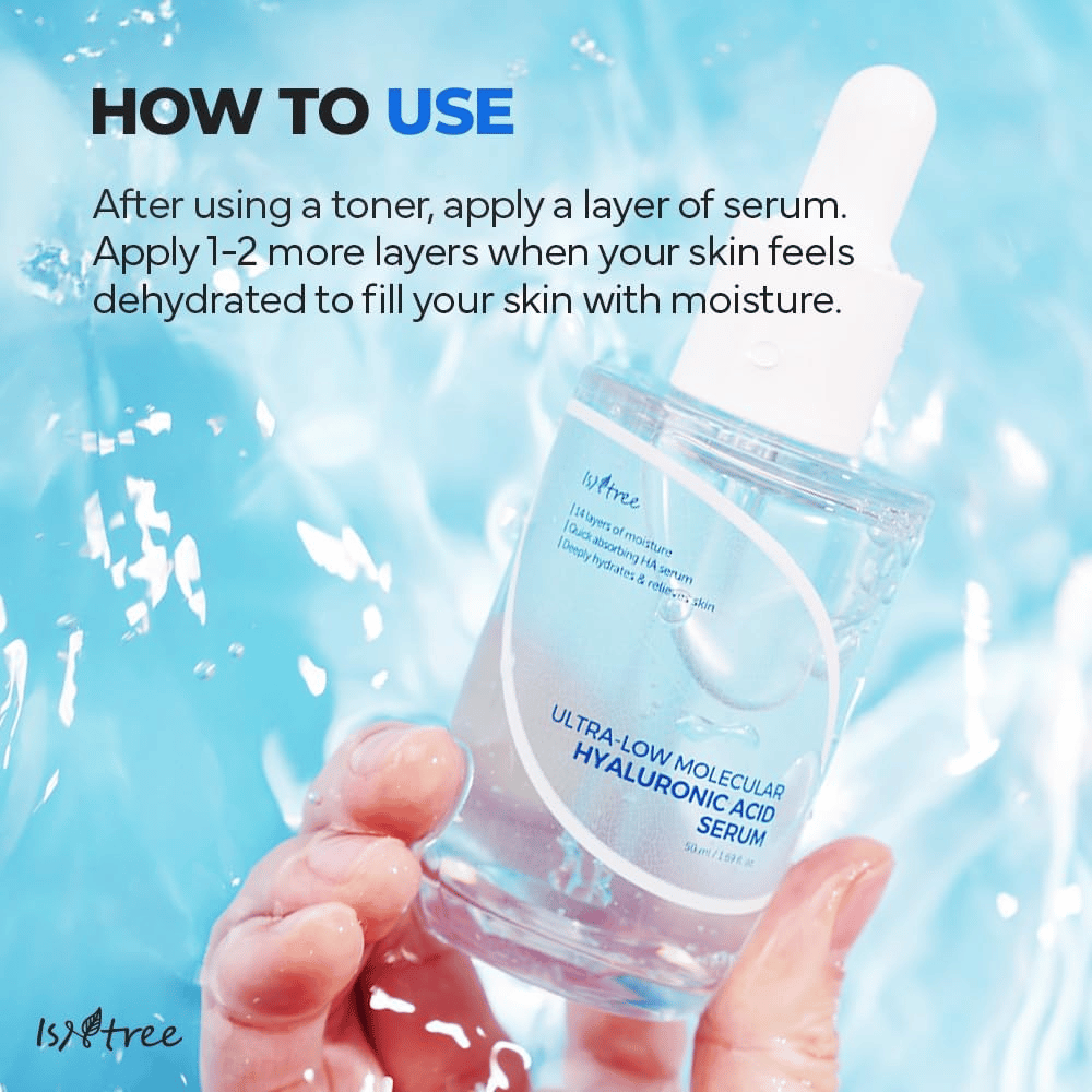 Isntree Ultra-Low Molecular Hyaluronic Acid Serum που εφαρμόζεται μετά την τονωτική λοσιόν για εντατική ενυδάτωση, εμφανίζεται στο χέρι με πιτσιλιές νερού, ελαφρύς ορός για ξηρό και αφυδατωμένο δέρμα.