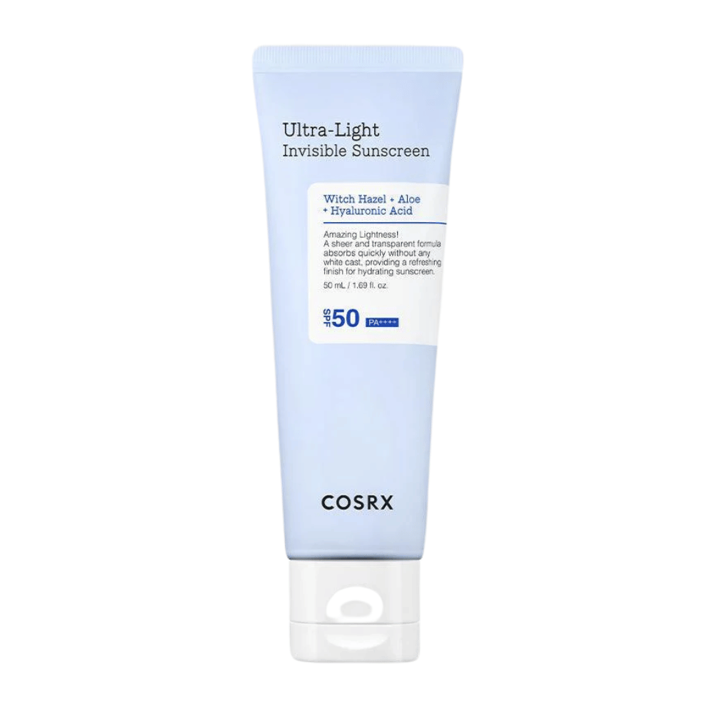 COSRX Ultra-Light Invisible Sunscreen σε μπλε σωλήνα με SPF 50 PA++++, περιέχει αμαμελίδα, αλόη βέρα και υαλουρονικό οξύ – ελαφριά φόρμουλα χωρίς λευκό υπόλειμμα για ενυδατική προστασία από τον ήλιο.