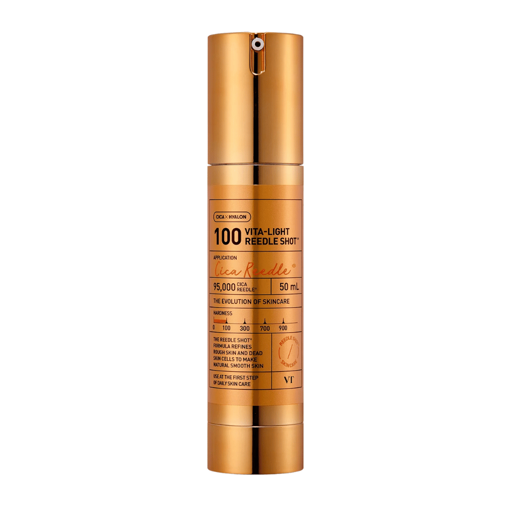 Χρυσό μπουκάλι VT Cica Hyalon Vita-Light Reedle Shot 100hL, 50 ml, με αντλία και εκτυπωμένο κείμενο μπροστά για τα συστατικά και τη χρήση του προϊόντος.