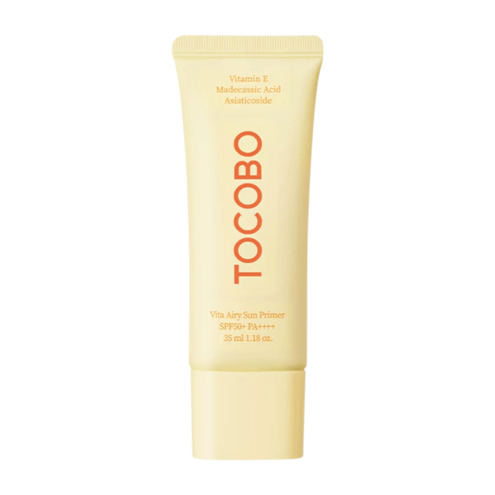 TOCOBO Vita Airy Sun Primer συνδυάζει SPF50+ με λειτουργία primer. Περιέχει βιταμίνη Ε και madecassoside για να καταπραΰνει, να προστατεύει και να δίνει ομοιόμορφο φινίρισμα.
