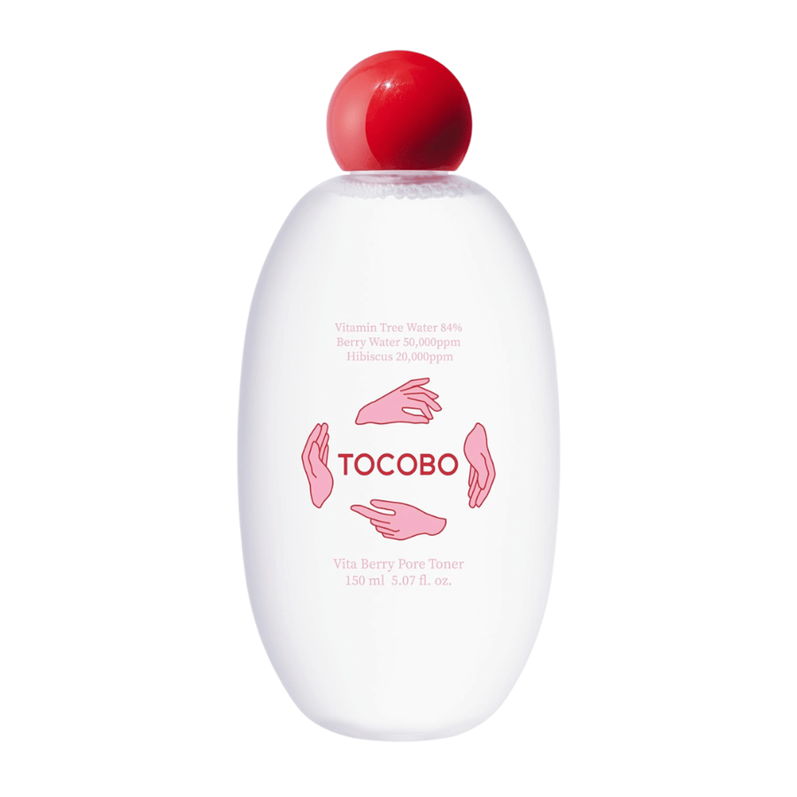 Απομονωμένη εικόνα προϊόντος του TOCOBO Vita Berry Pore Toner που παρουσιάζει τον μινιμαλιστικό σχεδιασμό με λευκό μπουκάλι και κόκκινο καπάκι σε ανοιχτόχρωμο φόντο.