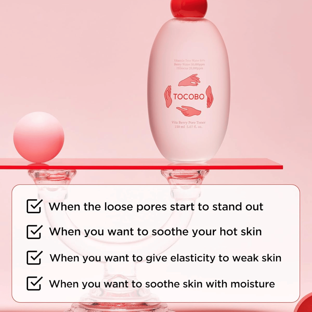 Εικόνα προϊόντος του TOCOBO Vita Berry Pore Toner τοποθετημένου σε ένα κομψό ροζ βάθρο με έμφαση στην περιποίηση των πόρων, την ενυδάτωση και την καταπραϋντική δράση για το δέρμα.