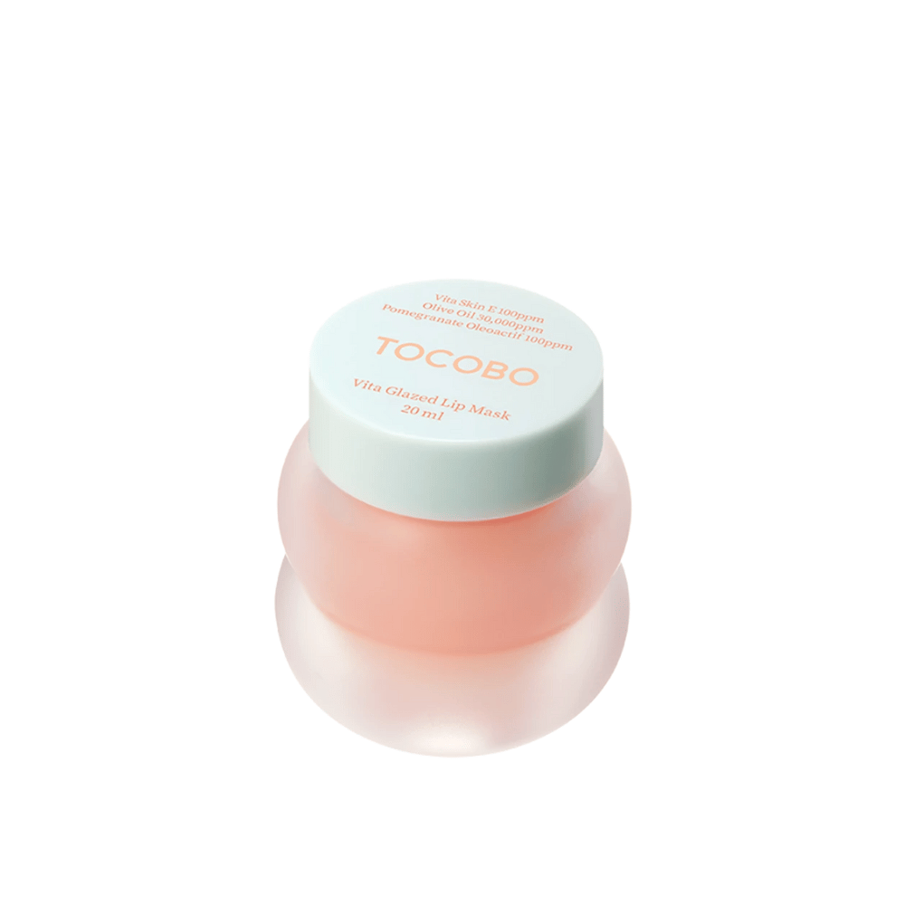 Ένα βάζο με "Vita Glazed Lip Mask" από Tocobo εμφανίζεται. Το βάζο είναι στρογγυλό και διάφανο με ένα ανοιχτό τιρκουάζ καπάκι. Η μάσκα μέσα είναι ανοιχτό ροζ και σχεδιασμένη για να ενυδατώνει και να φροντίζει τα χείλη. Το προϊόν έχει όγκο 20 ml.