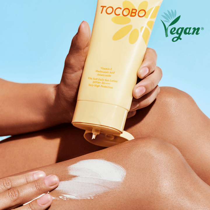 Εφαρμογή του Tocobo Vita Soft Daily Sun Lotion στο δέρμα με ελαφριά σύνθεση που απορροφάται γρήγορα χωρίς να κολλάει και προσφέρει προστασία SPF50+