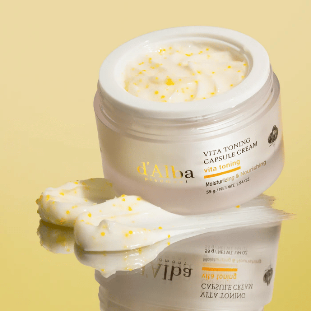 d'Alba Vita Toning Capsule Cream υφή – κρέμα προσώπου με λευκές κάψουλες που λιώνουν στο δέρμα και βοηθούν στην ενυδάτωση και προσφέρουν έναν πιο καθαρό τόνο δέρματος.