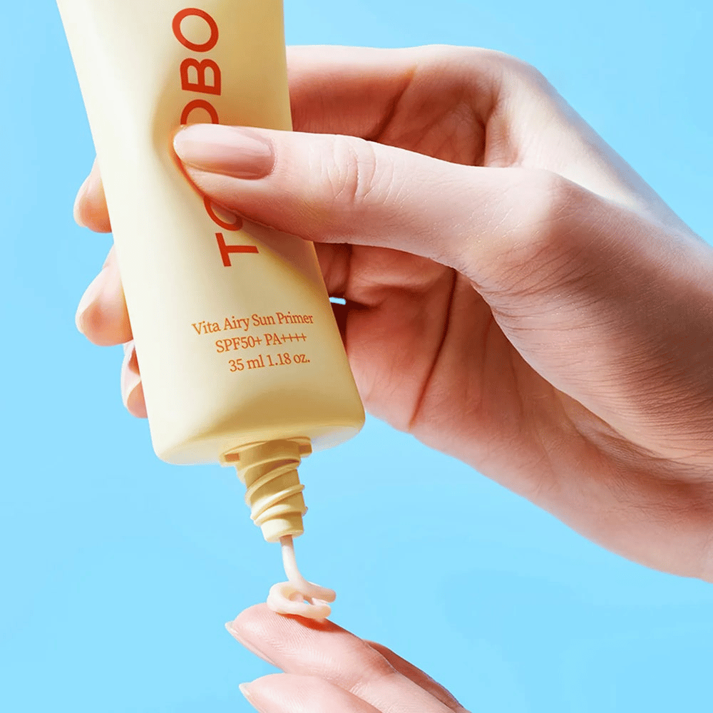 TOCOBO Vita Airy Sun Primer έχει μια ελαφριά και μεταξένια υφή που λιώνει στο δέρμα χωρίς να κολλάει. Ιδανικό ως βάση κάτω από το μακιγιάζ – με υψηλή αντηλιακή προστασία!