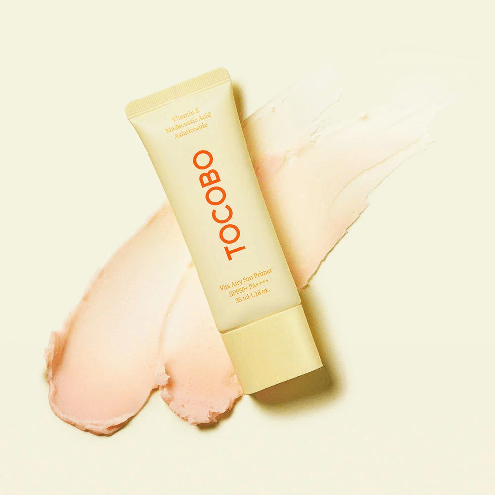 TOCOBO Vita Airy Sun Primer – ένα ελαφρύ αντηλιακό primer με SPF50+ PA++++ που εξομαλύνει τον τόνο του δέρματος και προστατεύει από τις ακτίνες UV, ενώ ταυτόχρονα περιποιείται με βιταμίνη C και madecassoside.