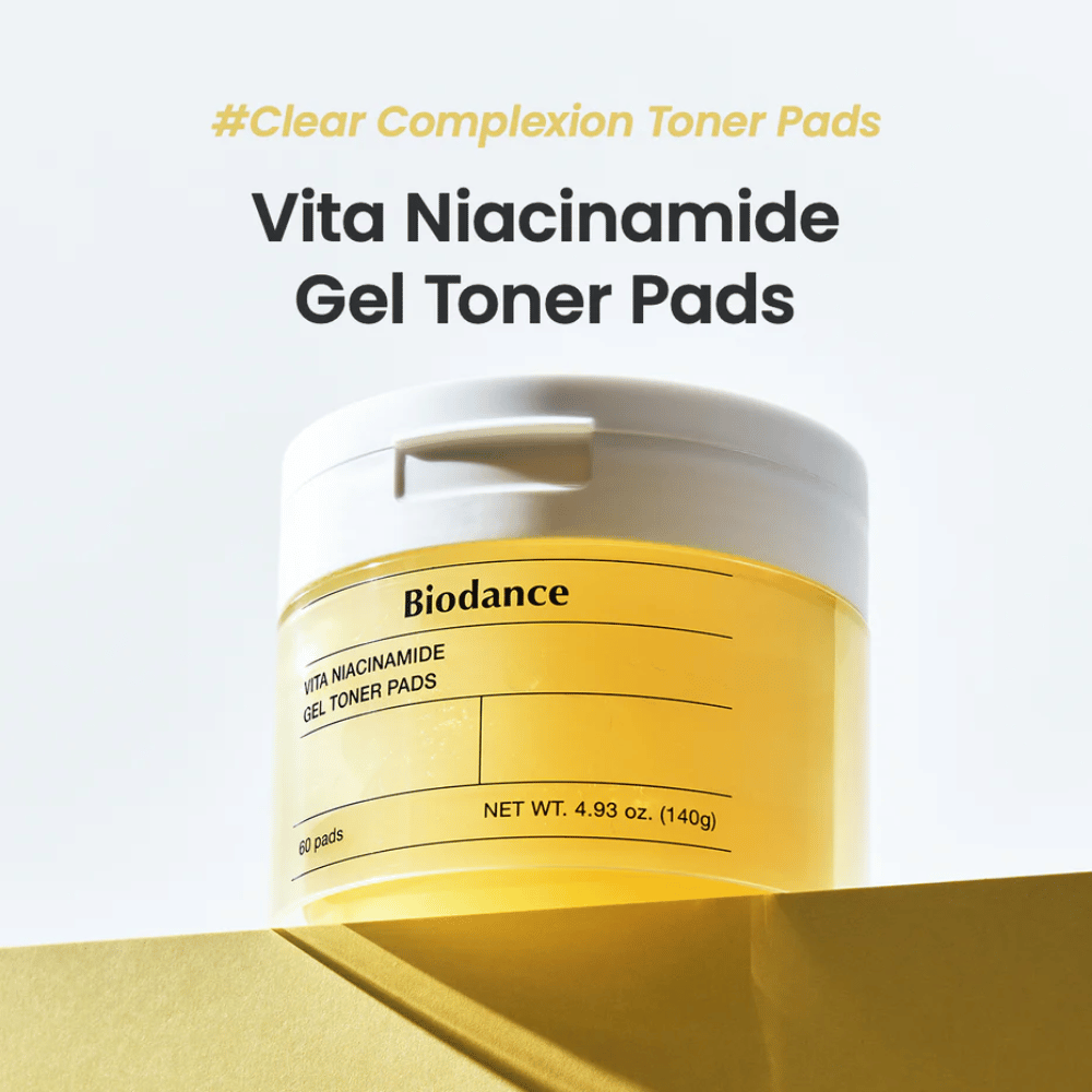 Biodance Vita Niacinamide Gel Toner Pads – δοχείο με 60 επιθέματα για καθαρότερο τόνο επιδερμίδας, εμφανίζεται σε κίτρινο βάθρο με ευδιάκριτη ετικέτα και μοντέρνο σχεδιασμό.
