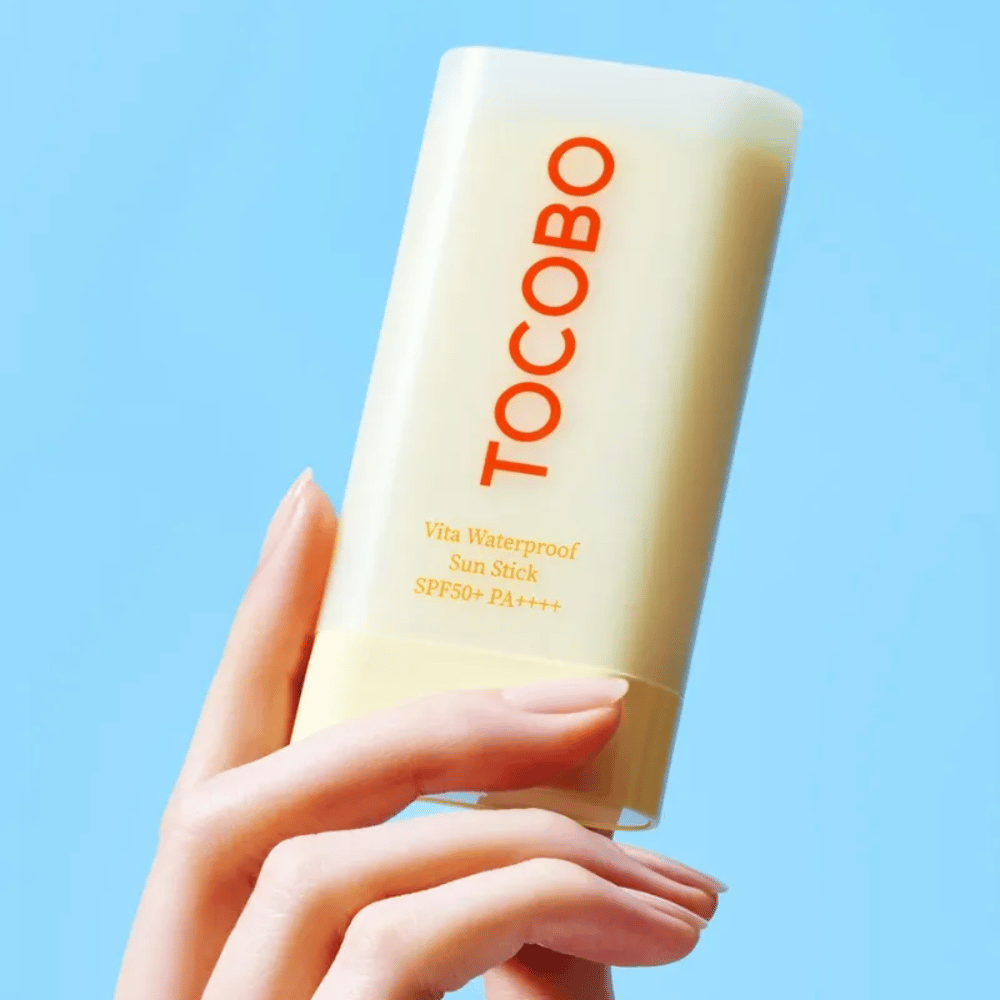 TOCOBO Vita Waterproof Sun Stick παρέχει αποτελεσματική προστασία με SPF50+ PA++++. Ιδανικό για ευαίσθητο δέρμα, απορροφάται χωρίς να αφήνει λιπαρότητα και είναι αδιάβροχο για δραστήριες ημέρες.