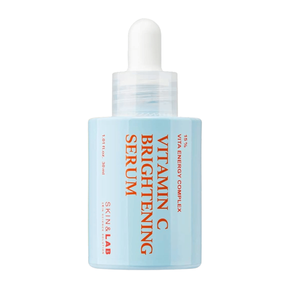 Skin&Lab Vitamin C Brightening Serum με 15% Vita Energy Complex εξομαλύνει τον τόνο του δέρματος και μειώνει τις σκούρες κηλίδες. Ενυδατώνει, προσφέρει λάμψη στο δέρμα και βελτιώνει την υφή, καθιστώντας το ιδανικό για μια λαμπερή και υγιή εμφάνιση.