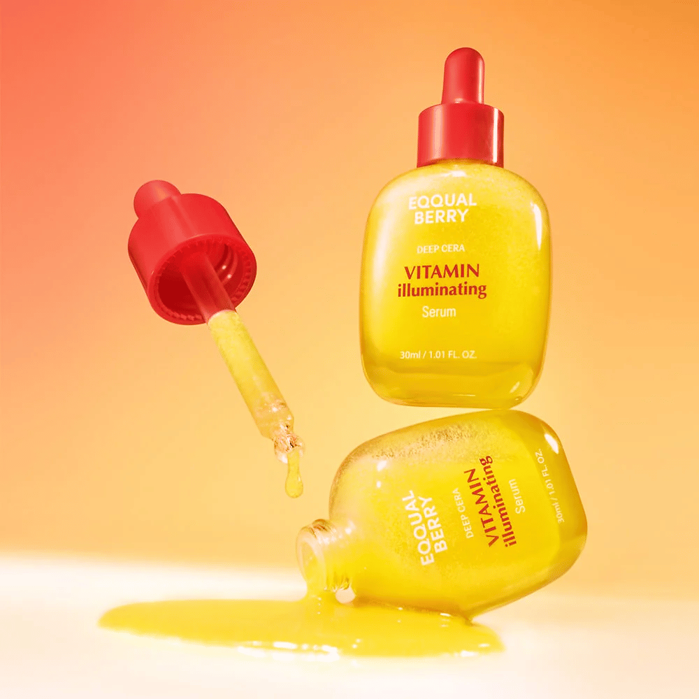 Equal Berry Vitamin Illuminating Serum σε ένα λαμπερό κίτρινο μπουκάλι με κόκκινη πιπέτα. Η υγρή υφή και το ενεργητικό φόντο δημιουργούν μια ζωηρή και φρέσκια αίσθηση.