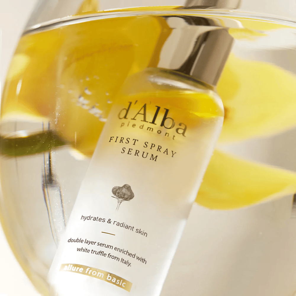 d'Alba White Truffle First Spray Serum προσφέρει μια αναζωογονητική ψεκασμό με εντατική υγρασία και λαμπερή λάμψη, χάρη στη μοναδική του σύνθεση με εκχύλισμα λευκής τρούφας από την Ιταλία. Ιδανικό για να δώσει στο δέρμα μια γρήγορη ανανέωση και θρέψη κατά τη διάρκεια της ημέρας.